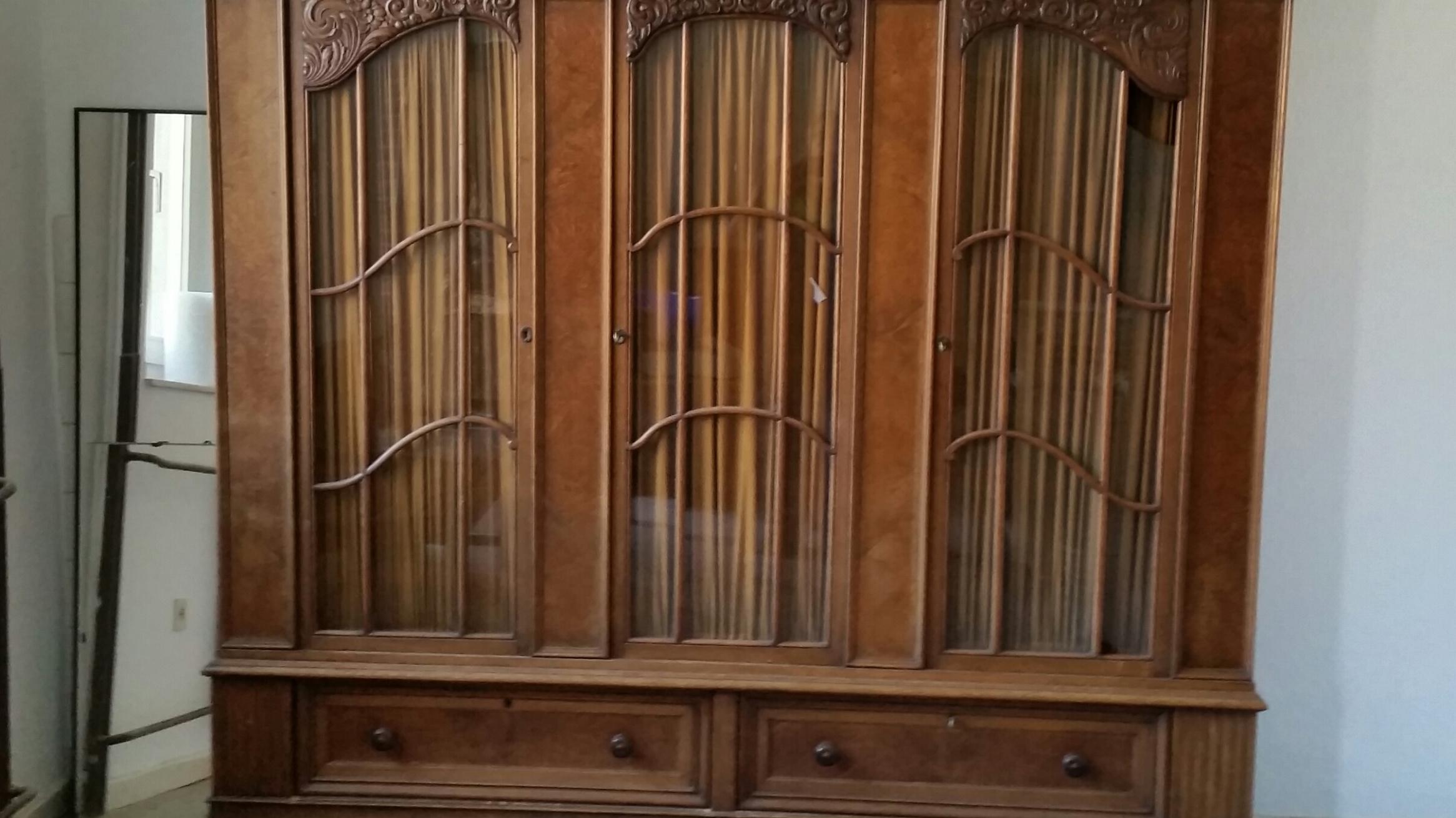 Dreitüriger Schrank aus dunklem Holz mit Glasscheiben