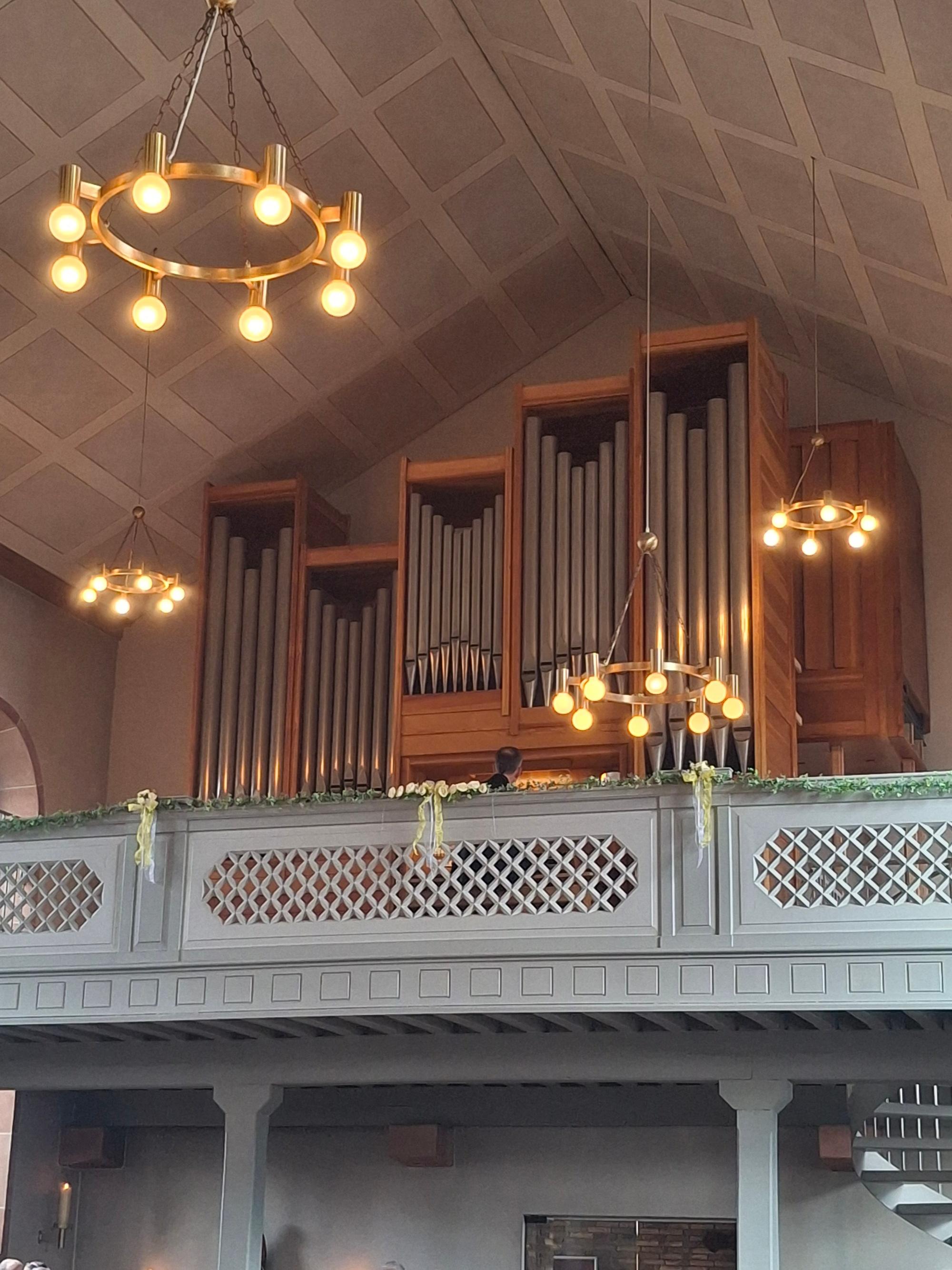 Die neue Orgel auf der Empore in der Kirche