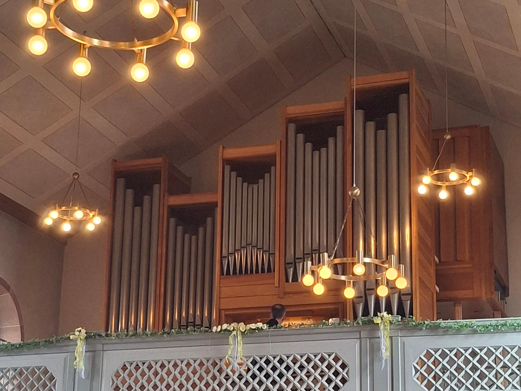 Die neue Orgel auf der Empore in der Kirche