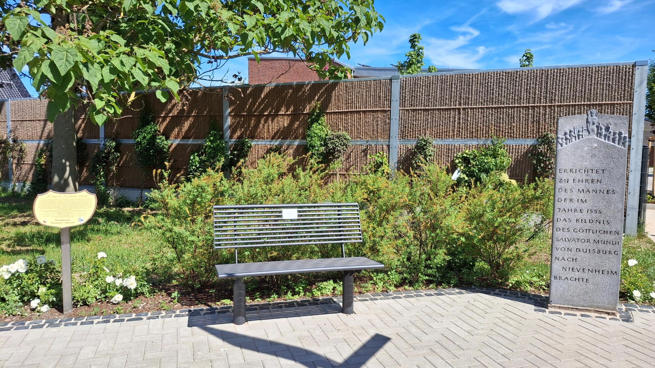 Platz um den Gedenkstein mit Bank und Erklärtafel