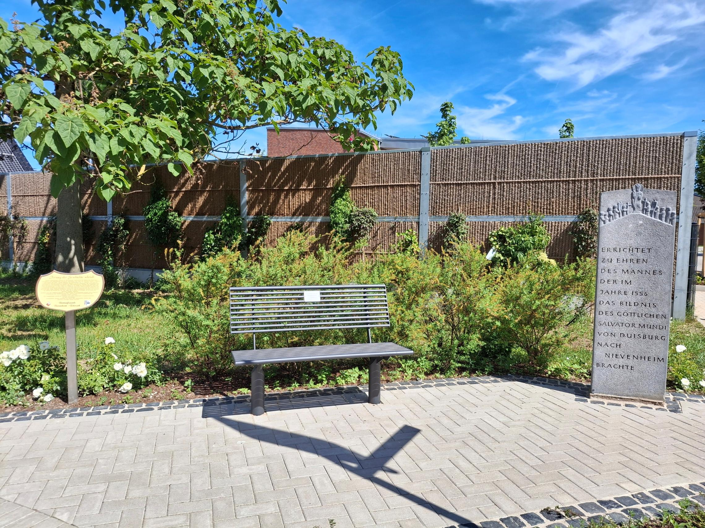 Platz um den Gedenkstein mit Bank und Erklärtafel
