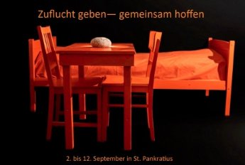 Ein Tisch mit Stühlen und ein Bett stehen in einem Raum (c) Foto: Ökumen. Netzwerk Kirchenasyl Ein Tisch mit Stühlen und ein Bett stehen in einem Raum