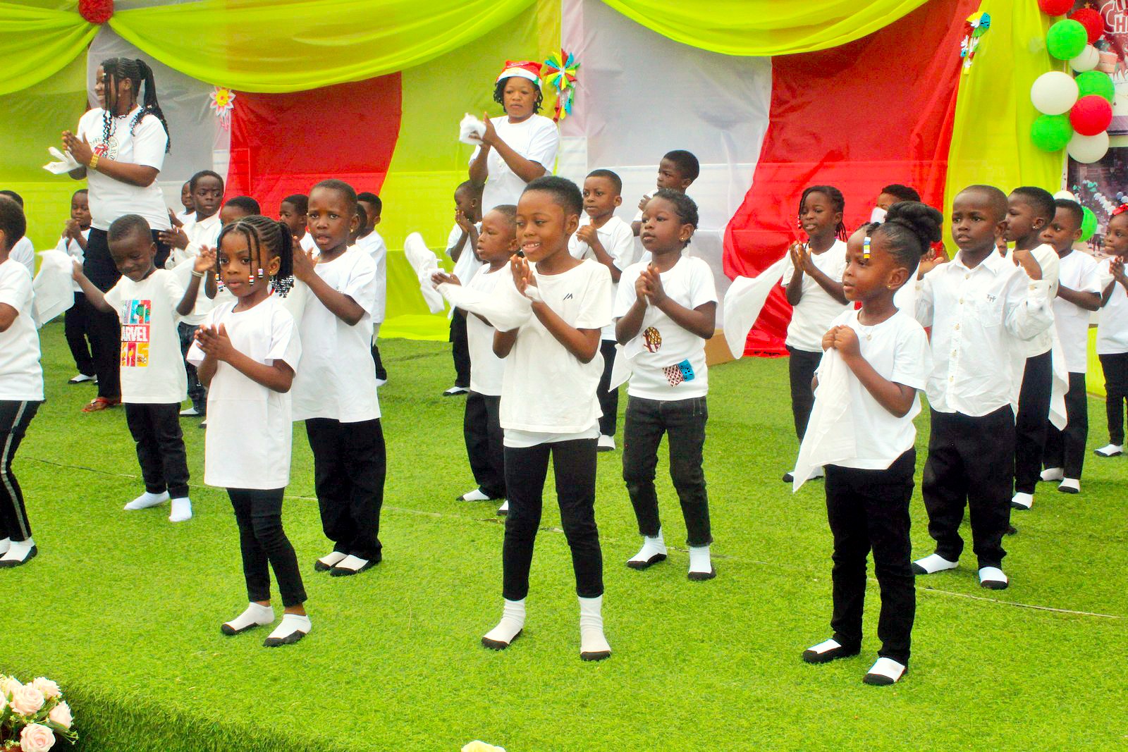 Kinder führen einen Tanz auf