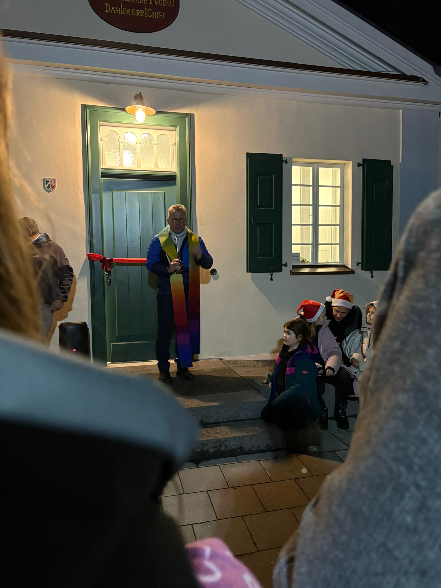 Pastor Koltermann segnet die Alte Schule (c) S. Euler Pastor Koltermann segnet die Alte Schule
