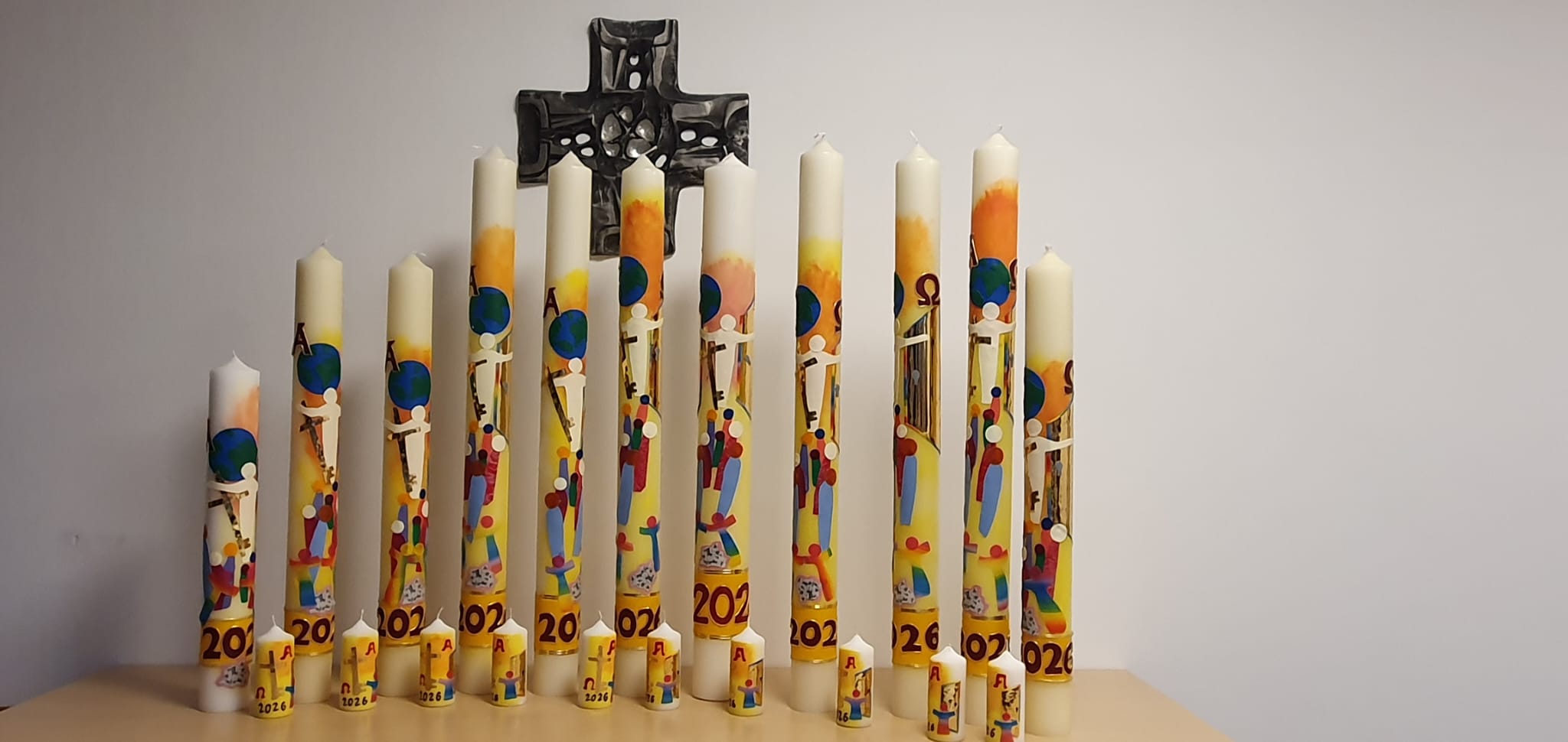 Die Osterkerzen stehen nebeneinander aufgereiht