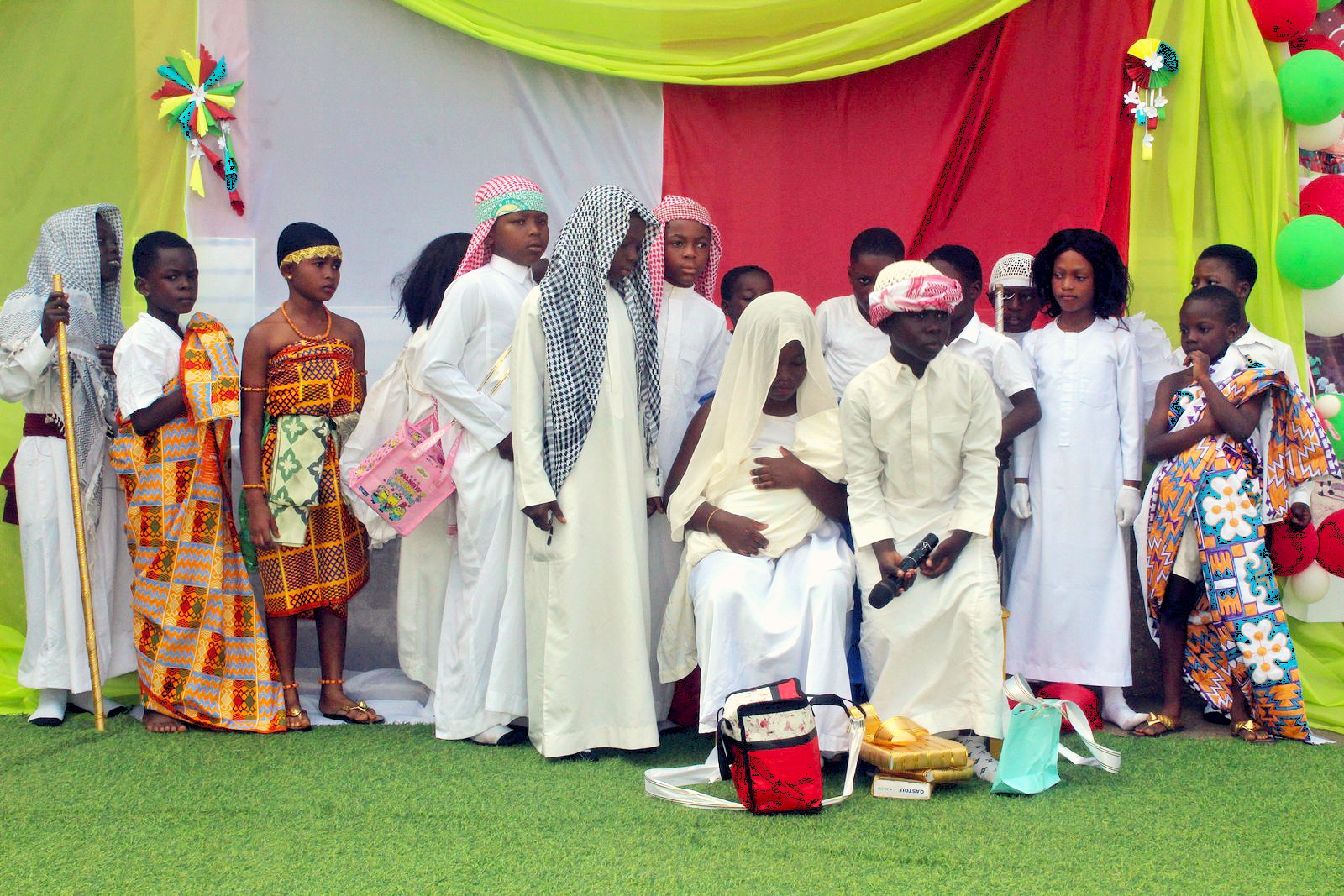 Kinder aus der Schule stellen eine Krippenszene dar - Maria mit Kind, Josef, Hirten, Könige
