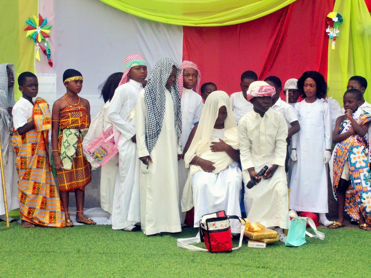 Kinder aus der Schule stellen eine Krippenszene dar - Maria mit Kind, Josef, Hirten, Könige