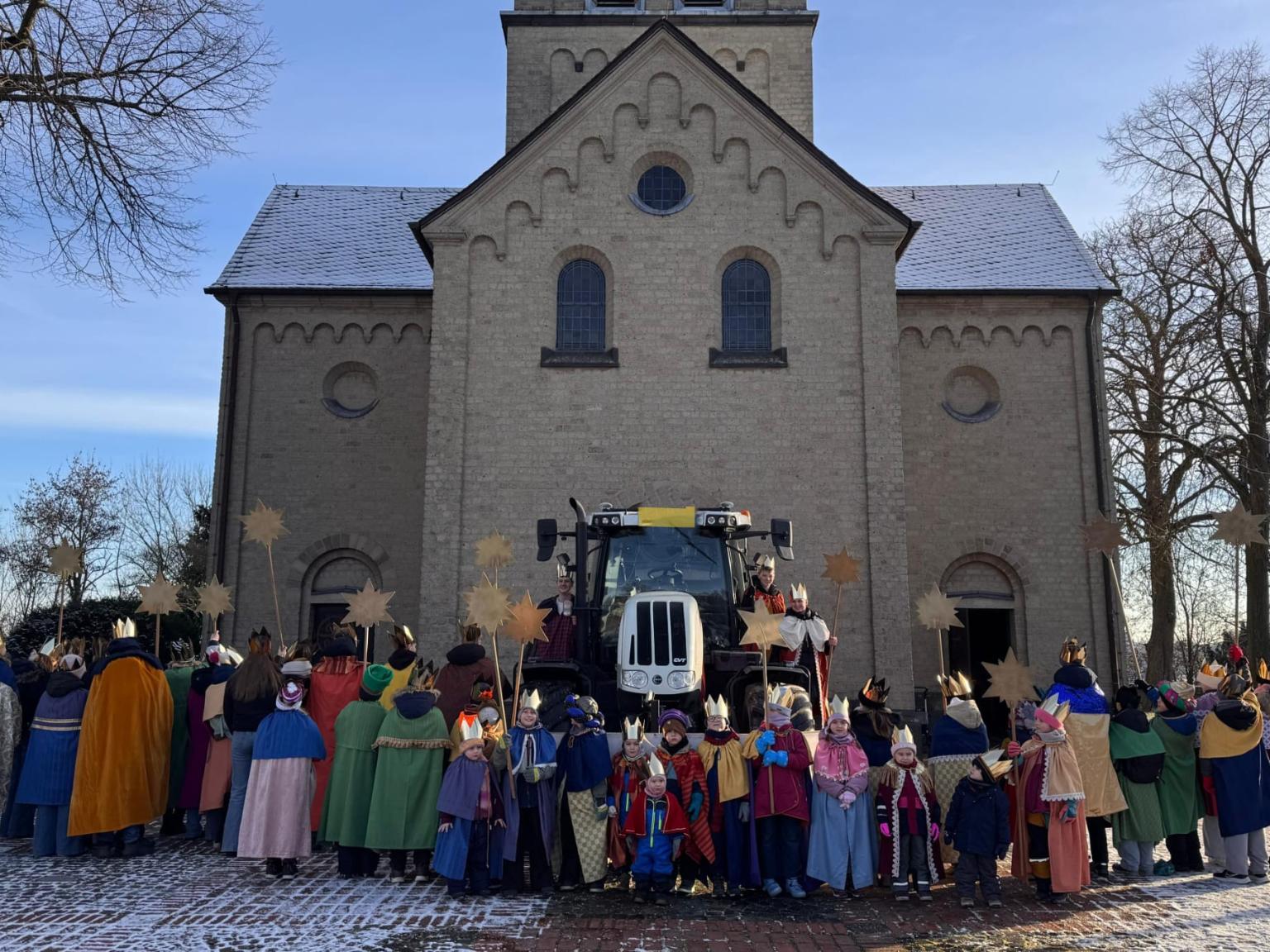 Sternsinger vor der Kirche St. Odilia