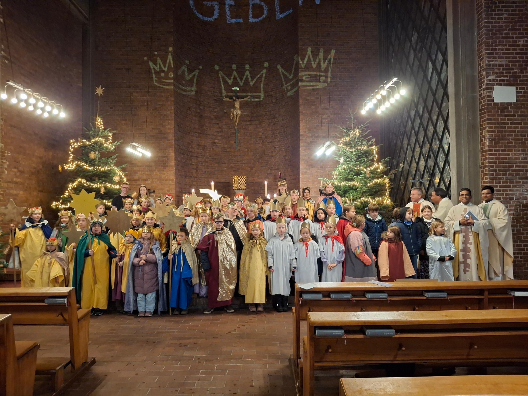 Sternsinger bei der Aussendung in St. Gabriel