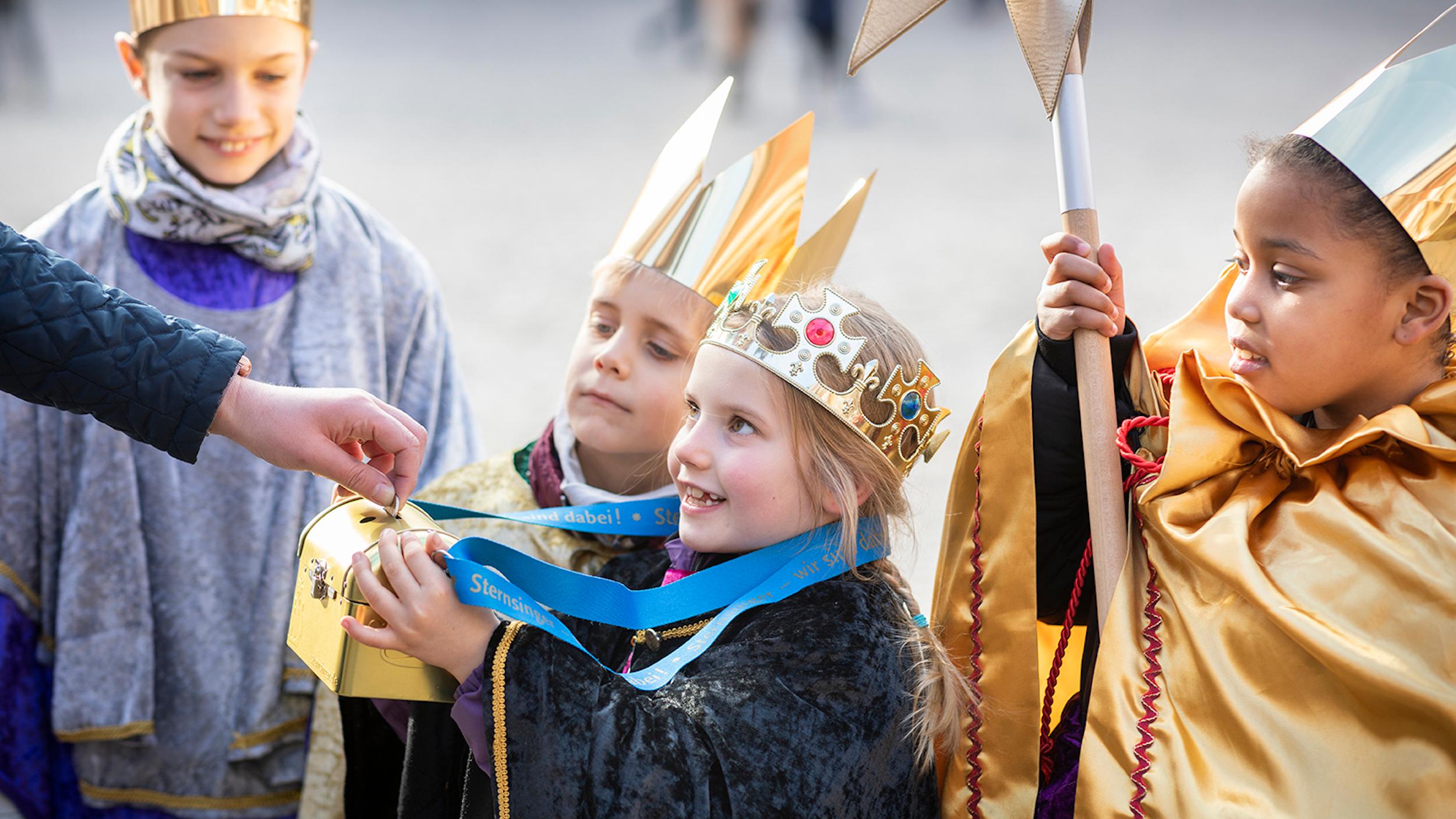 Kinder sammeln Spenden als Sternsinger