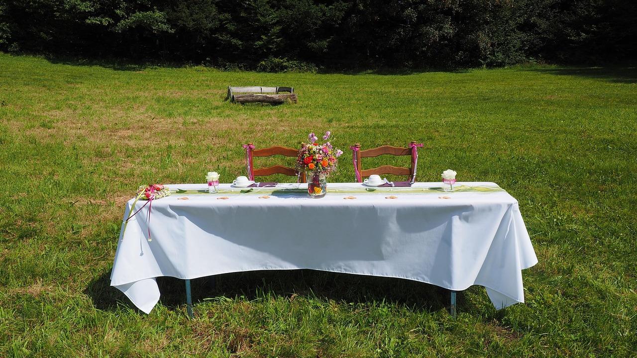 Ein gedeckter Tisch steht auf einer Wiese