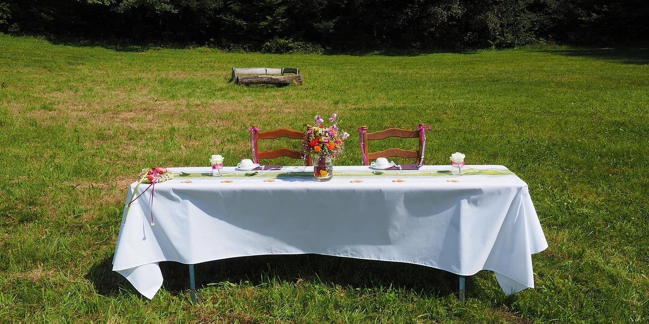 Ein gedeckter Tisch steht auf einer Wiese