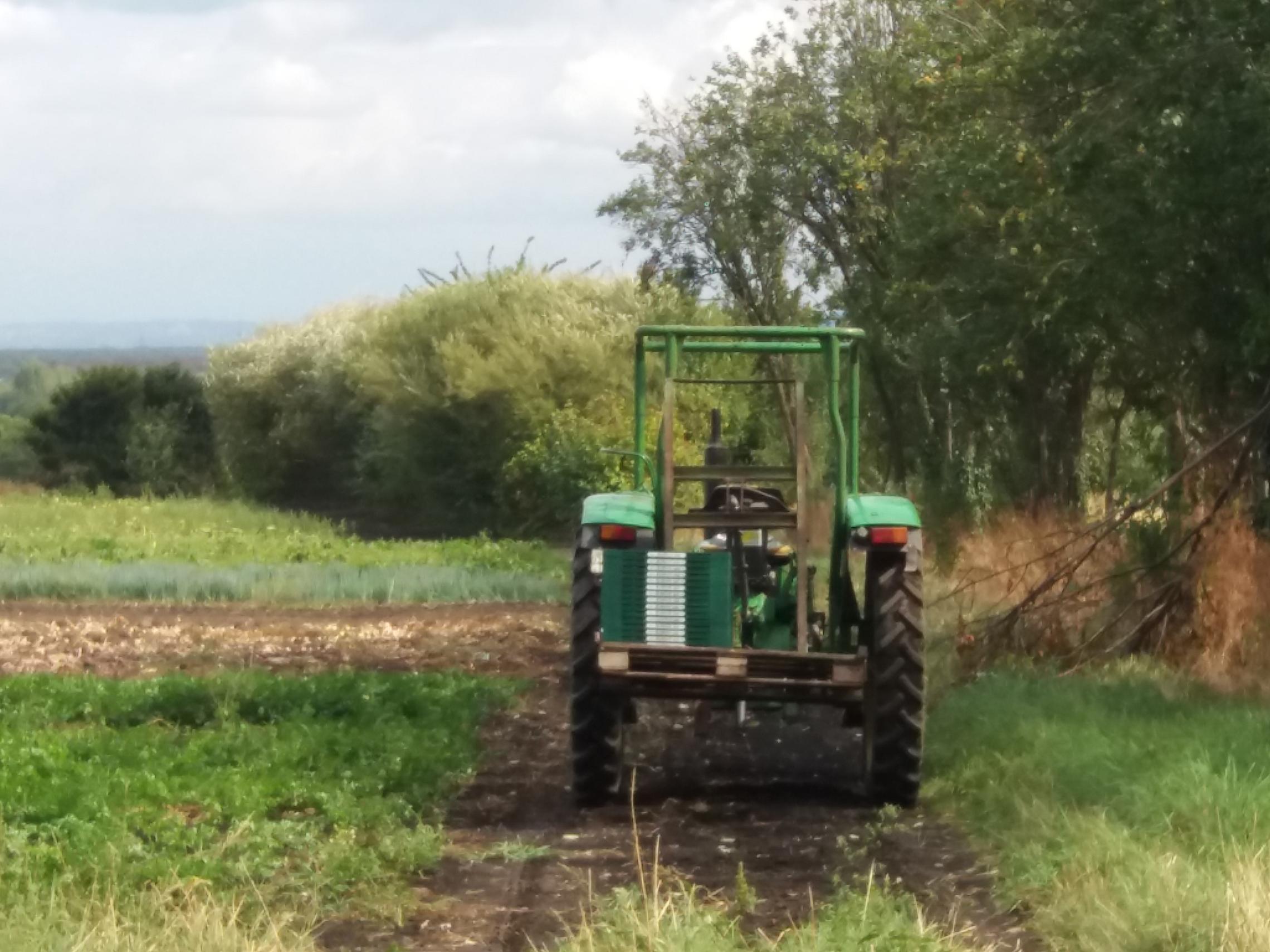 Traktor auf einem Feldweg_Erzbistum Köln (c)Andrea Beckers_Frei mit Nennung Copyright