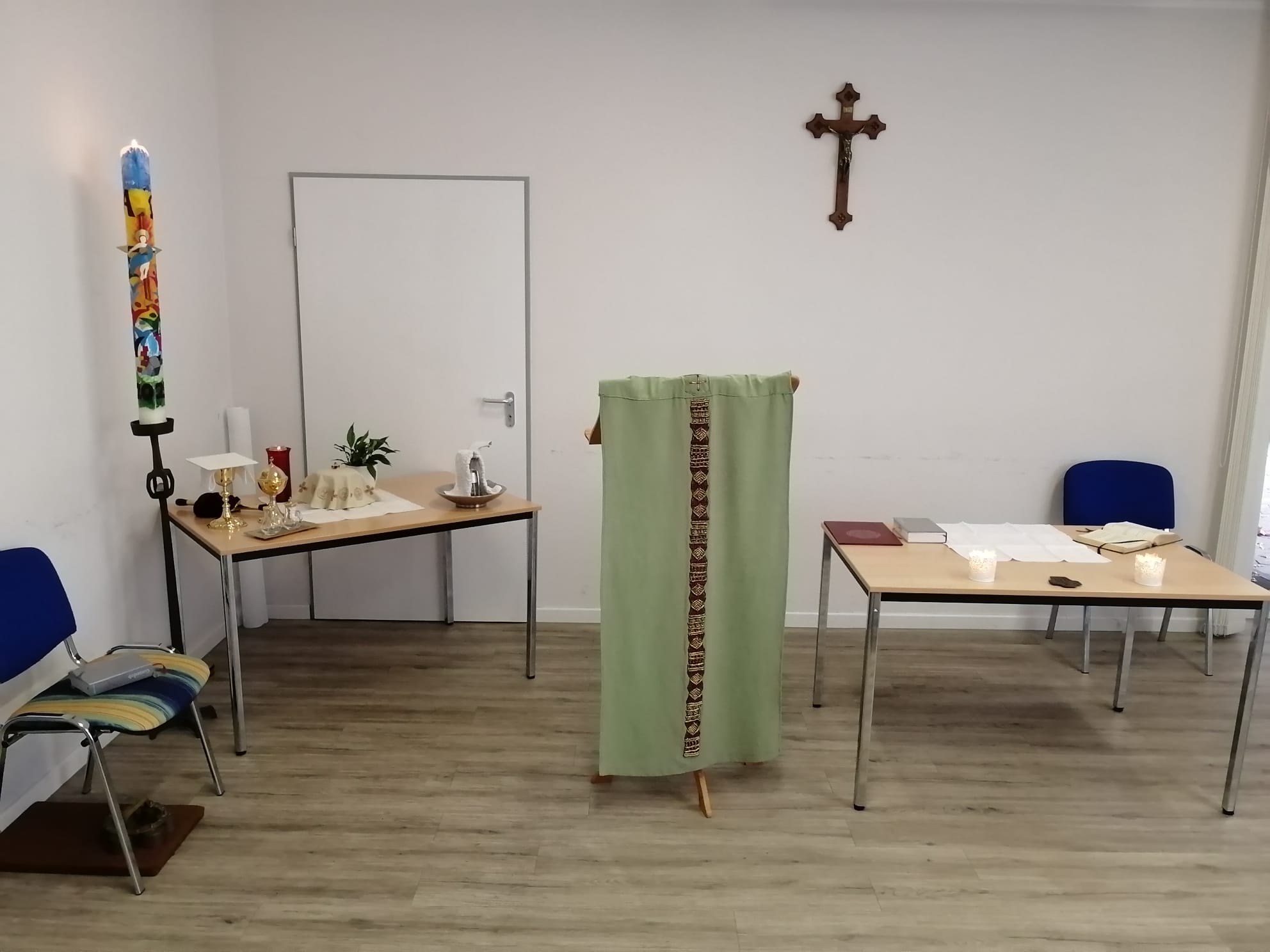 Tischgottesdienst im Pfarrzentrum St. Gabriel (c) AW Tisch für den Gottesdienst ist aufgebaut